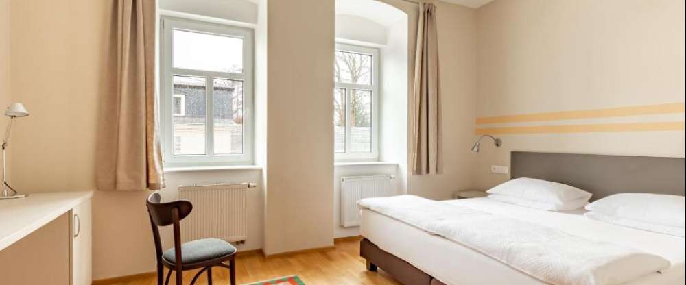Doppelzimmer für 2 Personen mit Standard Ausstattung und einem 180x200m Bett. Für Freunde, Kollegen, aber auch für Singles, die sich nach Ruhe und einer angenehmen Umgebung sehnen, in der es ihnen an nichts fehlt.