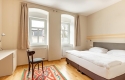 Doppelzimmer für 2 Personen mit Standard Ausstattung und einem 180x200m Bett. Für Freunde, Kollegen, aber auch für Singles, die sich nach Ruhe und einer angenehmen Umgebung sehnen, in der es ihnen an nichts fehlt.