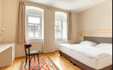 Doppelzimmer für 2 Personen mit Standard Ausstattung und einem 180x200m Bett. Für Freunde, Kollegen, aber auch für Singles, die sich nach Ruhe und einer angenehmen Umgebung sehnen, in der es ihnen an nichts fehlt.