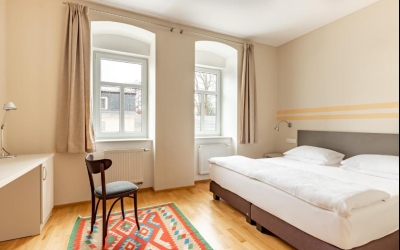 Doppelzimmer für 2 Personen mit Standard Ausstattung und einem 180x200m Bett. Für Freunde, Kollegen, aber auch für Singles, die sich nach Ruhe und einer angenehmen Umgebung sehnen, in der es ihnen an nichts fehlt.