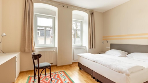 Doppelzimmer für 2 Personen mit Standard Ausstattung und einem 180x200m Bett. Für Freunde, Kollegen, aber auch für Singles, die sich nach Ruhe und einer angenehmen Umgebung sehnen, in der es ihnen an nichts fehlt.