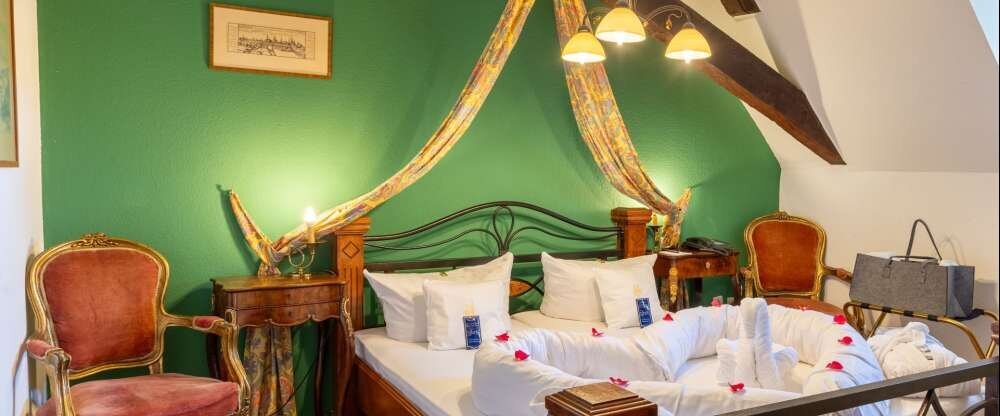 Mit viel Liebe zum Detail wurde jedes einzelne der 22 Hotelzimmer ganz individuell in die Gegebenheiten der historischen Burg eingebettet. Somit gleicht kein Domizil dem anderen. Mal ist es ein Bad, welches Sie durch eine Geheimtür im Kleiderschrank errei