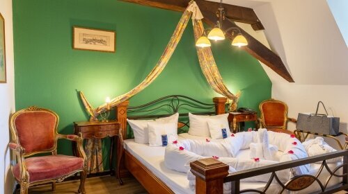 Mit viel Liebe zum Detail wurde jedes einzelne der 22 Hotelzimmer ganz individuell in die Gegebenheiten der historischen Burg eingebettet. Somit gleicht kein Domizil dem anderen. Mal ist es ein Bad, welches Sie durch eine Geheimtür im Kleiderschrank errei