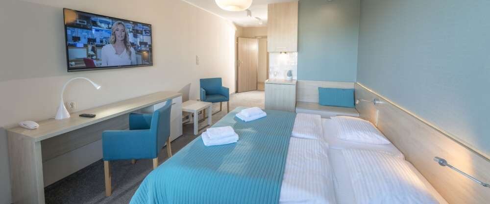 Wir bieten unseren Gästen 30 Doppelzimmer mit einer Fläche von 24 m2, bestehend aus einem geräumigen Zimmer mit zwei getrennten Standardbetten und einem Badezimmer. Doppelzimmer mit einer Fläche von 24 m2 sind ein komfortabler Ort, um einen Urlaub an d