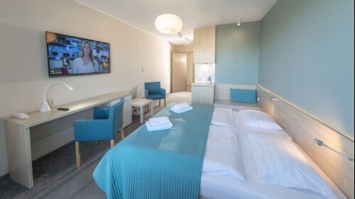 Wir bieten unseren Gästen 30 Doppelzimmer mit einer Fläche von 24 m2, bestehend aus einem geräumigen Zimmer mit zwei getrennten Standardbetten und einem Badezimmer.

Doppelzimmer mit einer Fläche von 24 m2 sind ein komfortabler Ort, um einen Urlaub an d