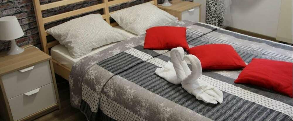 Doppelzimmer mit französischem Doppelbett für zwei Personen mit Standard Ausstattung und Balkon. Eigenes Badezimmer.