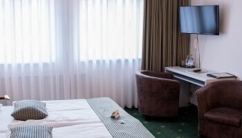 Das Haus verfügt über 22 komfortabel und gemütlich eingerichtete Doppelzimmer. Alle Zimmer verfügen über Flatscreen, Schreibtisch, Dusche und WC