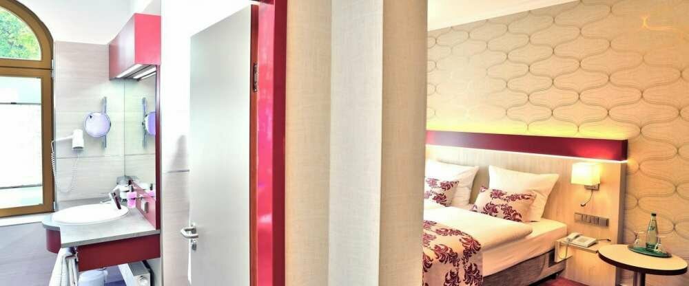 Blick ins Schlafzimmer und Bad unserer SUPERIOR-Zimmer