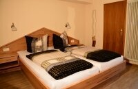 Zimmer mit gemütlichem Doppelbett