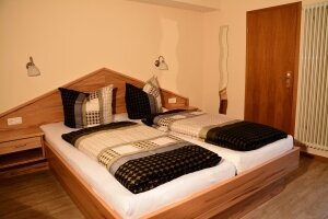 Zimmer mit gemütlichem Doppelbett