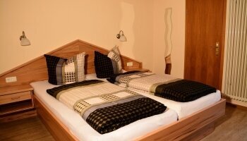 Zimmer mit gemütlichem Doppelbett