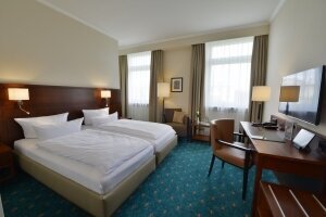 20 geräumige Doppelzimmer mit 16-20 qm Wohlfühlraum, ruhig gelegen mit extra Sitzgelegenheit und Schreibtisch, Bett (1,80*2m) , 40 Zoll Flat TV, Telefon, Badezimmer mit WC, ebenerdige Dusche/Badewanne, Föhn, beleuchteter Kosmetikspiegel, Safe, elektronisc