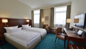 20 geräumige Doppelzimmer mit 16-20 qm Wohlfühlraum, ruhig gelegen mit extra Sitzgelegenheit und Schreibtisch, Bett (1,80*2m) , 40 Zoll Flat TV, Telefon, Badezimmer mit WC, ebenerdige Dusche/Badewanne, Föhn, beleuchteter Kosmetikspiegel, Safe, elektronisc
