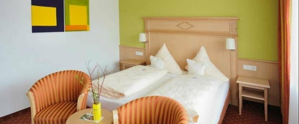 Komfortzimmer mit Teppichboden, modernem Bad im Haupthaus