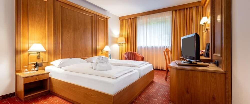 ca. 18-20qm, die gemütlich ausgestatteten Doppelzimmer bezaubern durch ein helles Wohlfühlambiente. Das Doppelbett bringt Sie erholsam durch eine entspannende Nacht. Barrierefreie Zimmer nur auf Anfrage direkt beim Hotel.