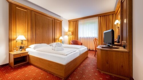 ca. 18-20qm, die gemütlich ausgestatteten Doppelzimmer bezaubern durch ein helles Wohlfühlambiente. Das Doppelbett bringt Sie erholsam durch eine entspannende Nacht. 
Barrierefreie Zimmer nur auf Anfrage direkt beim Hotel.