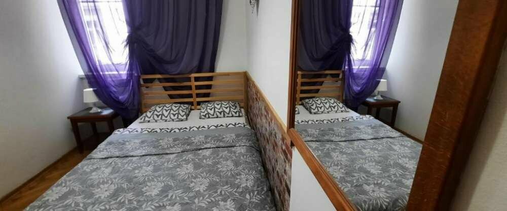 Doppelzimmer mit französischem Doppelbett für zwei Personen mit Standard Ausstattung. Nutzung eines Gemeinschaftsbadezimmers.