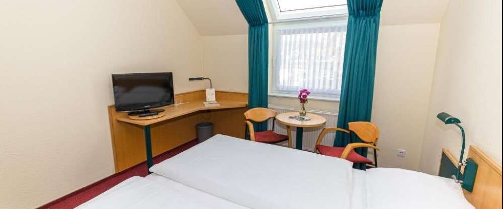  Dusche/WC Schreibtisch Direktwahl-Telefon Sat-TV Modemanschluss W-Lan Access-Point Radio Haarfön Nichtraucherzimmer Bei der Buchung können Sie zwischen einer Größe von 20 m² oder 25m² entscheiden.