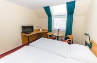  Dusche/WC Schreibtisch Direktwahl-Telefon Sat-TV Modemanschluss W-Lan Access-Point Radio Haarfön Nichtraucherzimmer Bei der Buchung können Sie zwischen einer Größe von 20 m² oder 25m² entscheiden.