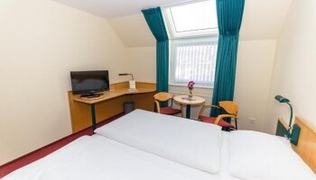  Dusche/WC Schreibtisch Direktwahl-Telefon Sat-TV Modemanschluss W-Lan Access-Point Radio Haarfön Nichtraucherzimmer Bei der Buchung können Sie zwischen einer Größe von 20 m² oder 25m² entscheiden.