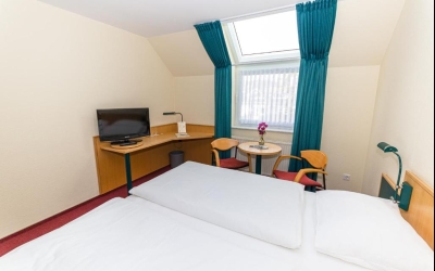  Dusche/WC Schreibtisch Direktwahl-Telefon Sat-TV Modemanschluss W-Lan Access-Point Radio Haarfön Nichtraucherzimmer Bei der Buchung können Sie zwischen einer Größe von 20 m² oder 25m² entscheiden.