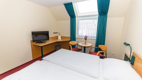     Dusche/WC
    Schreibtisch
    Direktwahl-Telefon
    Sat-TV
    Modemanschluss
    W-Lan Access-Point
    Radio
    Haarfön
    Nichtraucherzimmer
Bei der Buchung können Sie zwischen einer Größe von 20 m² oder 25m² entscheiden.