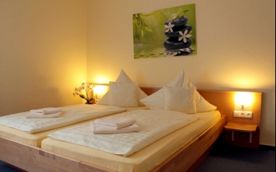 Doppelzimmer "Abenddämmerung"
Großes Doppelzimmer mit Dusche/WC
20m² · Nichtraucher · Täglicher Zimmerdienst · Espressomaschine · Klimaanlage · Hunde erlaubt · Handtücher · TV · Internetzugang

 

Inklusive Frühstück