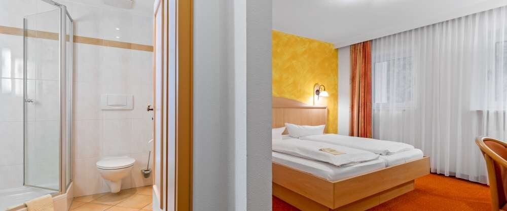 Angenehmes kuscheliges Doppelzimmer im Landhausstil, helles Badezimmer mit großem Spiegel, Dusche oder Badewanne, geräumiger Kleiderschrank, Schreibtisch, kleiner Eingangsbereich, zwei gemütliche Sessel, Blick in den Wald mit plätscherndem Bergbach. Z