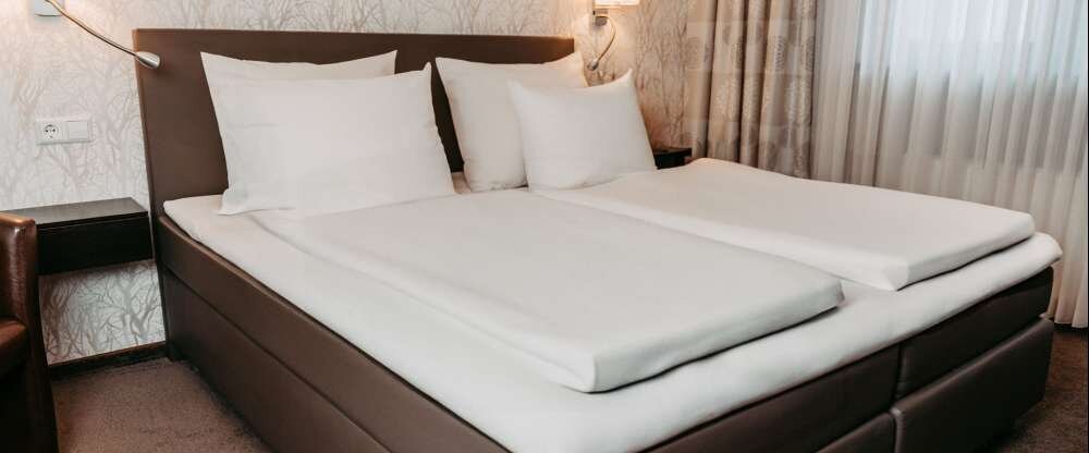 Die Classic-Zimmer sind in modern-elegantem Design und warmen Farben gehalten, je nach Thema dekoriert und ruhig gelegen. Die Doppelzimmer Classic sind ca. 15 bis 24 qm groß und bieten ein Doppelbett. Alle Classic-Zimmer verfügen über eine Sitzecke 