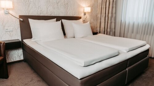 Unsere Classic-Zimmer sind in modern-elegantem Design und warmen Farben gehalten, je nach Thema dekoriert und ruhig gelegen.  Die Doppelzimmer Classic sind ca. 15 bis 24 qm groß und bieten ein Doppelbett. 
Alle Classic-Zimmer verfügen über eine Sitzecke 