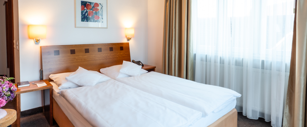 Doppelzimmer Classic: Alle Zimmer sind ausgestattet mit: Safe, Schreibtisch, Flatscreen-TV inklusive Radio, Telefon, Fön & Badewanne oder Dusche. Zimmergröße, Bettengrößen, Klimaanlage variieren innerhalb derselben Kategorie. Auf Anfrage erhalten S