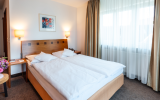 Doppelzimmer Classic: 
Alle Zimmer sind ausgestattet mit: Safe, Schreibtisch, Flatscreen-TV inklusive Radio, Telefon, Fön & Badewanne oder Dusche.
Zimmergröße, Bettengrößen, Klimaanlage variieren innerhalb derselben Kategorie. Auf Anfrage erhalten S