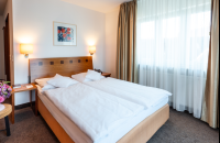 Doppelzimmer Classic: Alle Zimmer sind ausgestattet mit: Safe, Schreibtisch, Flatscreen-TV inklusive Radio, Telefon, Fön & Badewanne oder Dusche. Zimmergröße, Bettengrößen, Klimaanlage variieren innerhalb derselben Kategorie. Auf Anfrage erhalten S