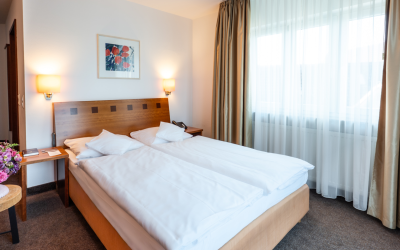 Doppelzimmer Classic: Alle Zimmer sind ausgestattet mit: Safe, Schreibtisch, Flatscreen-TV inklusive Radio, Telefon, Fön & Badewanne oder Dusche. Zimmergröße, Bettengrößen, Klimaanlage variieren innerhalb derselben Kategorie. Auf Anfrage erhalten S
