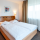 Doppelzimmer Classic: Alle Zimmer sind ausgestattet mit: Safe, Schreibtisch, Flatscreen-TV inklusive Radio, Telefon, Fön & Badewanne oder Dusche. Zimmergröße, Bettengrößen, Klimaanlage variieren innerhalb derselben Kategorie. Auf Anfrage erhalten S