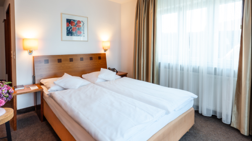 Doppelzimmer Classic: 
Alle Zimmer sind ausgestattet mit: Safe, Schreibtisch, Flatscreen-TV inklusive Radio, Telefon, Fön & Badewanne oder Dusche.
Zimmergröße, Bettengrößen, Klimaanlage variieren innerhalb derselben Kategorie. Auf Anfrage erhalten S