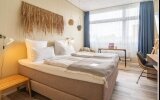 Classic Doppelzimmer (25x)
Modernes Standardzimmer für 1–2 Personen
180 cm breites Doppelbett
Bad mit Dusche, Rituals-Produkten
Teilweise mit Schreibtisch & Safe
Ideal für Kurzaufenthalte