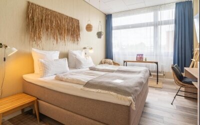 Classic Doppelzimmer (25x)
Modernes Standardzimmer für 1–2 Personen
180 cm breites Doppelbett
Bad mit Dusche, Rituals-Produkten
Teilweise mit Schreibtisch & Safe
Ideal für Kurzaufenthalte