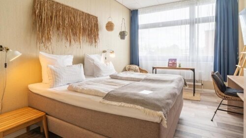 Classic Doppelzimmer (25x)
Modernes Standardzimmer für 1–2 Personen
180 cm breites Doppelbett
Bad mit Dusche, Rituals-Produkten
Teilweise mit Schreibtisch & Safe
Ideal für Kurzaufenthalte