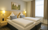 Unsere Doppelzimmer Deluxe bieten auf ca. 25 bis 30 m² ein hochwertig gestaltetes Wohn- und Schlaferlebnis für Gäste mit gehobenem Anspruch. Der lichtdurchflutete Raum vereint Wohnlichkeit mit Komfort und ist mit einem bequemen Boxspring-Doppelbett (1,80 