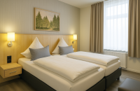 Unsere Doppelzimmer Deluxe bieten auf ca. 25 bis 30 m² ein hochwertig gestaltetes Wohn- und Schlaferlebnis für Gäste mit gehobenem Anspruch. Der lichtdurchflutete Raum vereint Wohnlichkeit mit Komfort und ist mit einem bequemen Boxspring-Doppelbett (1,80 