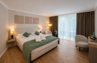 Deluxe Doppelzimmer mit 20 bis 24 qm. Aufbettung mit Baby- oder Kinderbett möglich.