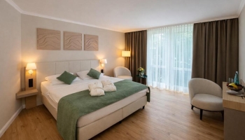 Deluxe Doppelzimmer mit 20 bis 24 qm. Aufbettung mit Baby- oder Kinderbett möglich.