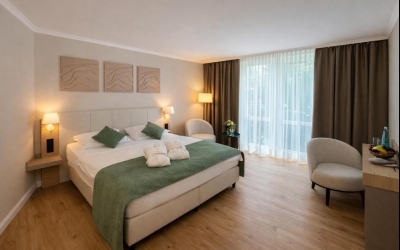 Deluxe Doppelzimmer mit 20 bis 24 qm. Aufbettung mit Baby- oder Kinderbett möglich.