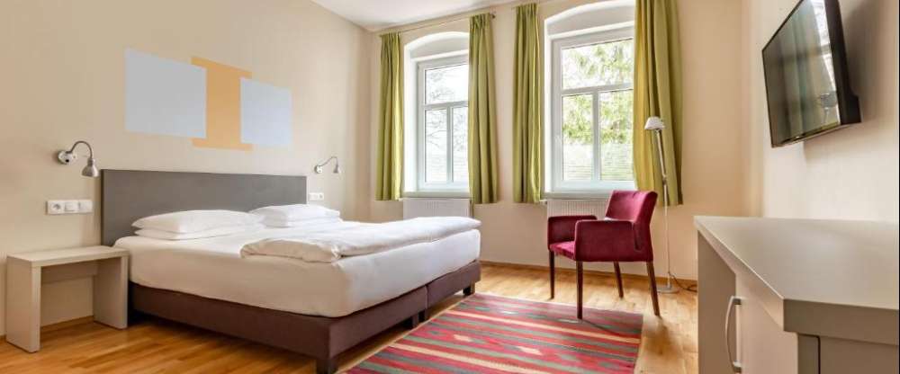 Doppelzimmer Deluxe für 2 Personen mit Deluxe Ausstattung und einem 180x200m Bett. Für eine romantische Zeit zu zweit und einen Urlaub, bei dem Sie mehr Platz für sich und Ihre Gedanken genießen möchten.