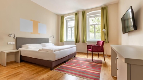 Doppelzimmer Deluxe für 2 Personen mit Deluxe Ausstattung und einem 180x200m Bett. Für eine romantische Zeit zu zweit und einen Urlaub, bei dem Sie mehr Platz für sich und Ihre Gedanken genießen möchten.