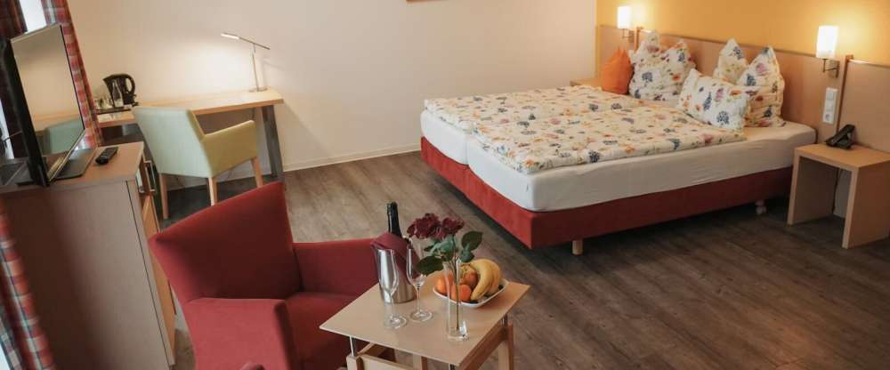 Doppelzimmer Deluxe für 2 Personen mit Standard Ausstattung und King Size Bett und Balkon