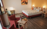 Doppelzimmer Deluxe für 2 Personen mit Standard Ausstattung und King Size Bett und Balkon