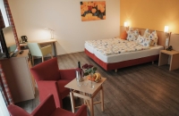 Doppelzimmer Deluxe für 2 Personen mit Standard Ausstattung und King Size Bett und Balkon