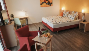 Doppelzimmer Deluxe für 2 Personen mit Standard Ausstattung und King Size Bett und Balkon